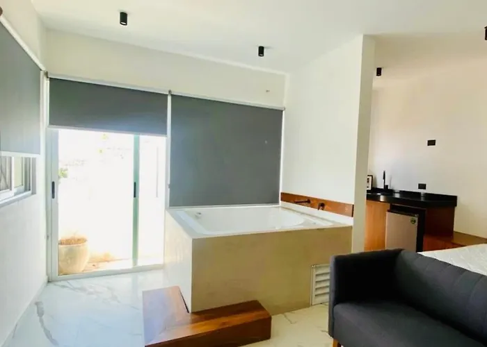 30 Off, 2 Level Apartment, Jacuzzi & Rooftop Pool *