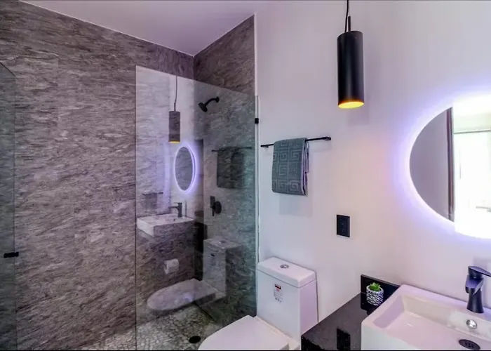 30 Off, 2 Level Apartment, Jacuzzi & Rooftop Pool