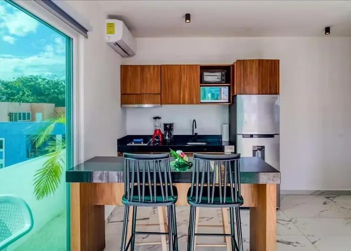 30 Off, 2 Level Apartment, Jacuzzi & Rooftop Pool