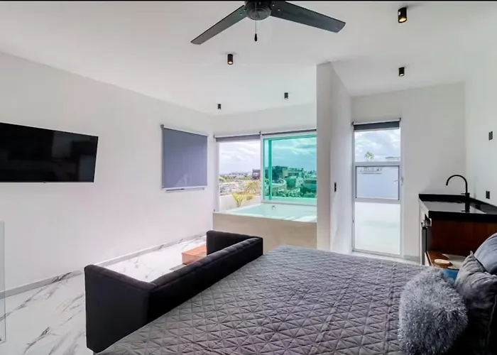 30 Off, 2 Level Apartment, Jacuzzi & Rooftop Pool *
